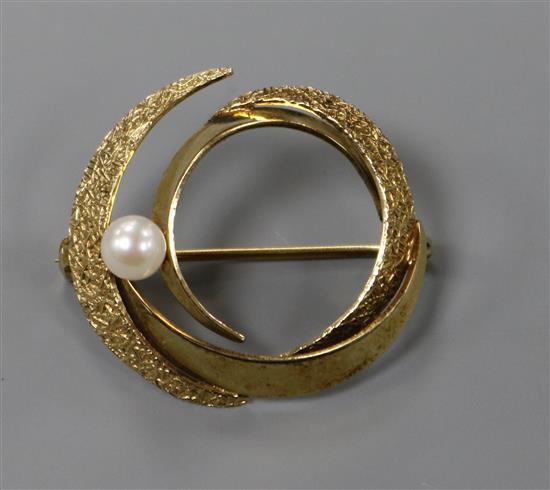 A 14ct plain and textured yellow gold openwork spiral form brooch set with a single cultured pearl, 26mm.